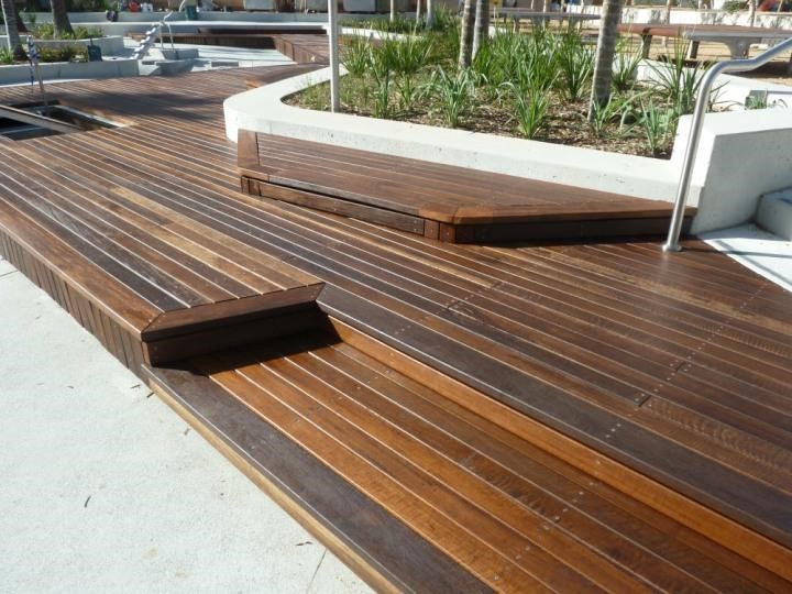 Sàn gỗ ngoài trời là vật liệu lát sàn ngoại thất lý tưởng, mang nhiều lợi ích cho người sử dụng